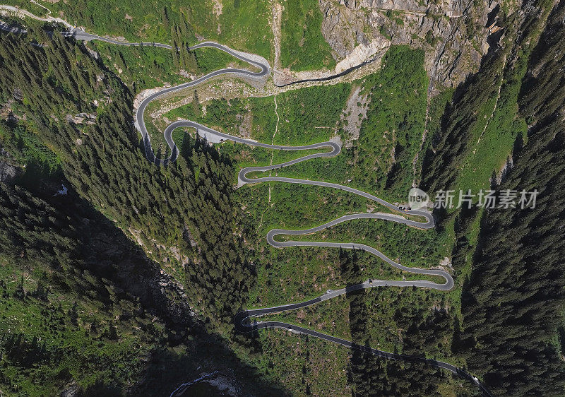 从空中俯瞰奥地利Vorarlberg Silvretta-Bielerhohe高山公路的发夹弯道。